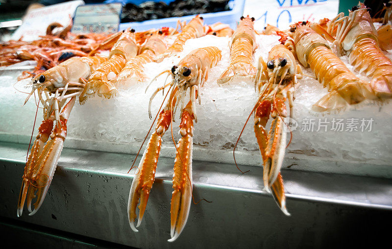 巴塞罗那“La Boqueria”市场摊位上的冰镇大虾